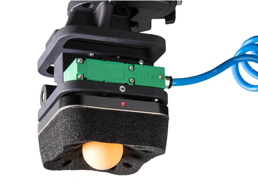 Sauggreifer mit Schaumstoffkissen für Cobots. Ein Tischtennisball ist gegriffen